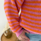 Locker fallende Strickjacke mit langen Ärmeln, V Ausschnitt und dezenter Knopfleiste in rosa orange gestreift