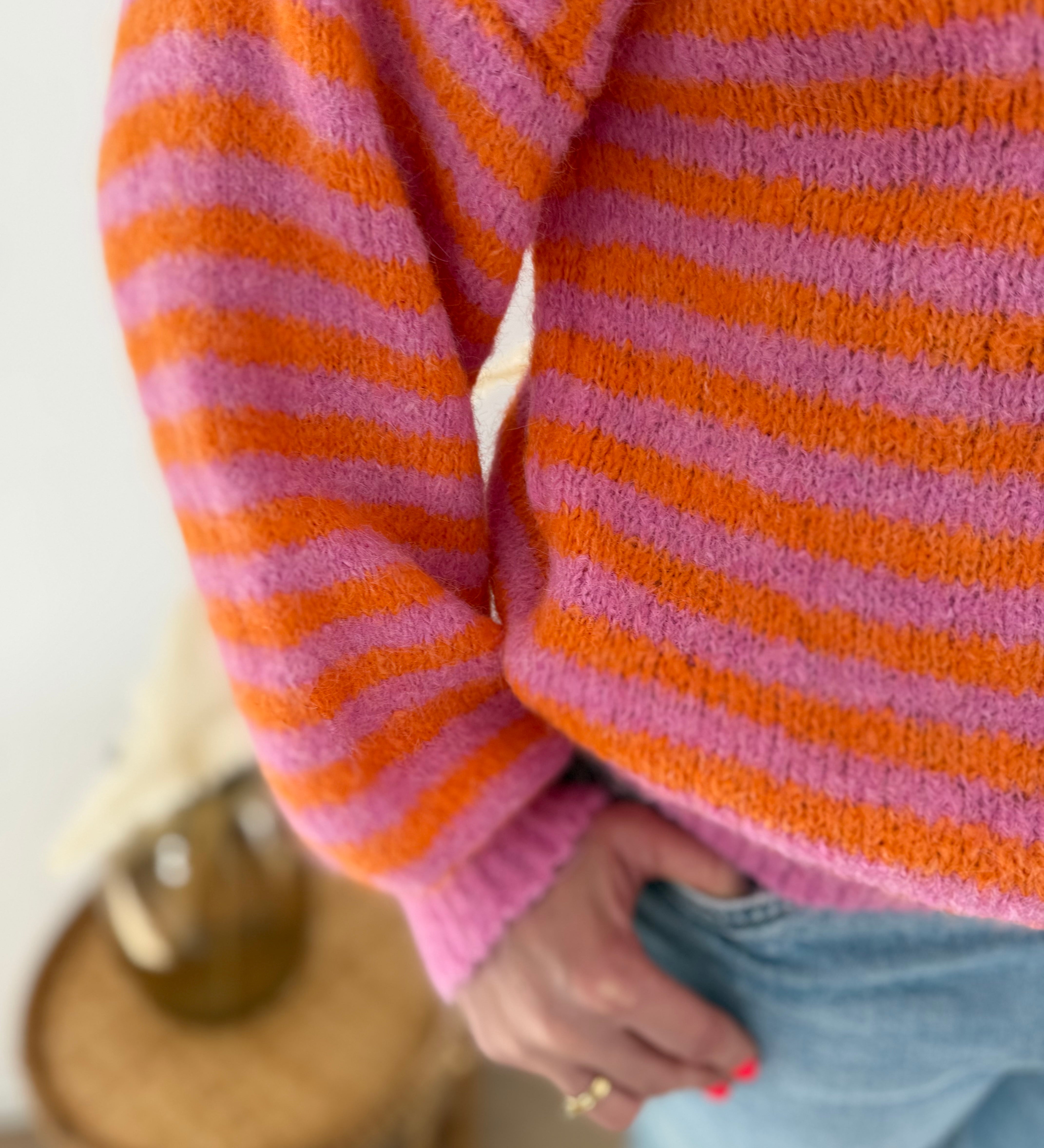 Locker fallende Strickjacke mit langen Ärmeln, V Ausschnitt und dezenter Knopfleiste in rosa orange gestreift