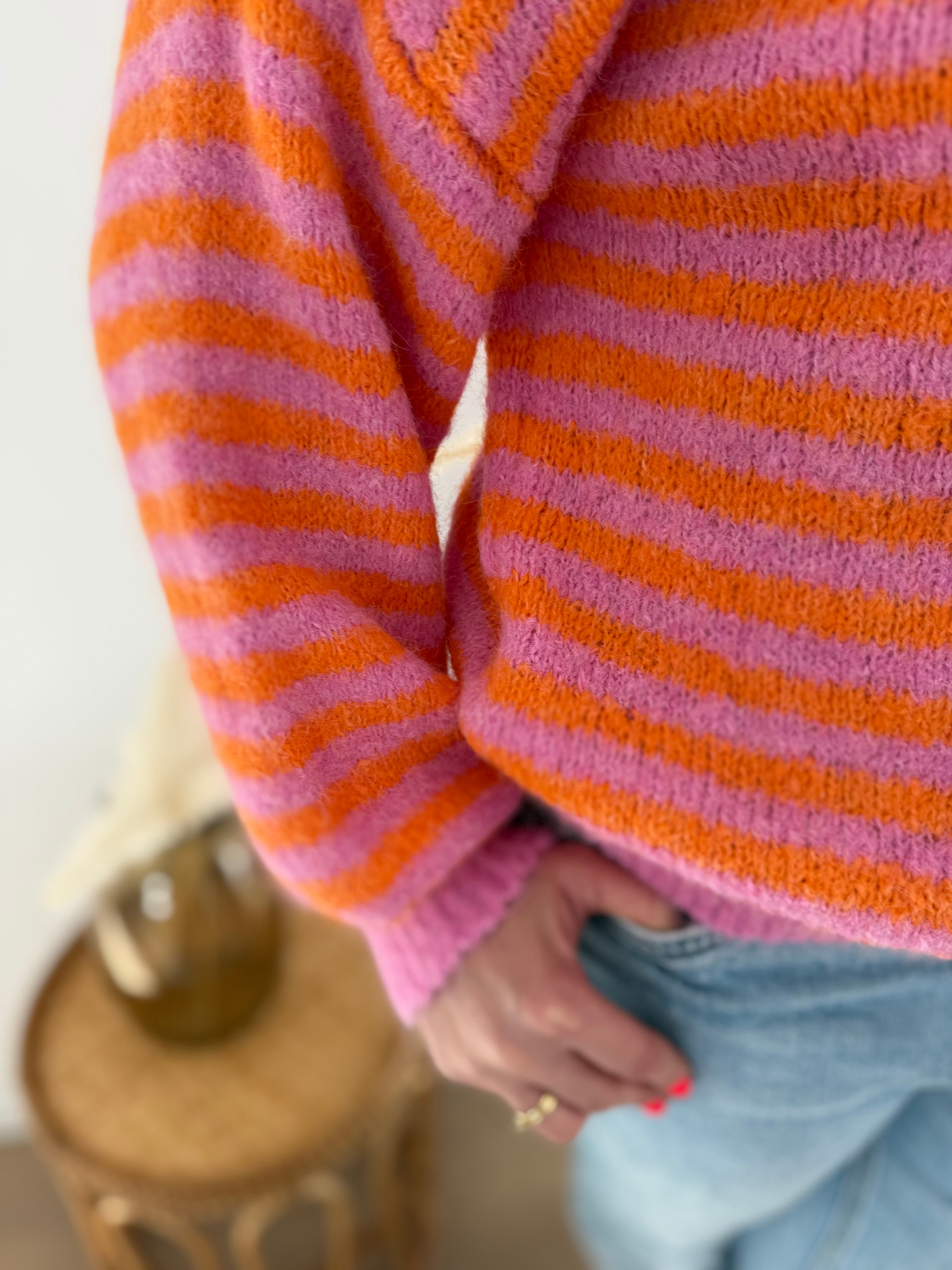 Locker fallende Strickjacke mit langen Ärmeln, V Ausschnitt und dezenter Knopfleiste in rosa orange gestreift