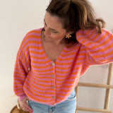 Locker fallende Strickjacke mit langen Ärmeln, V Ausschnitt und dezenter Knopfleiste in rosa orange gestreift