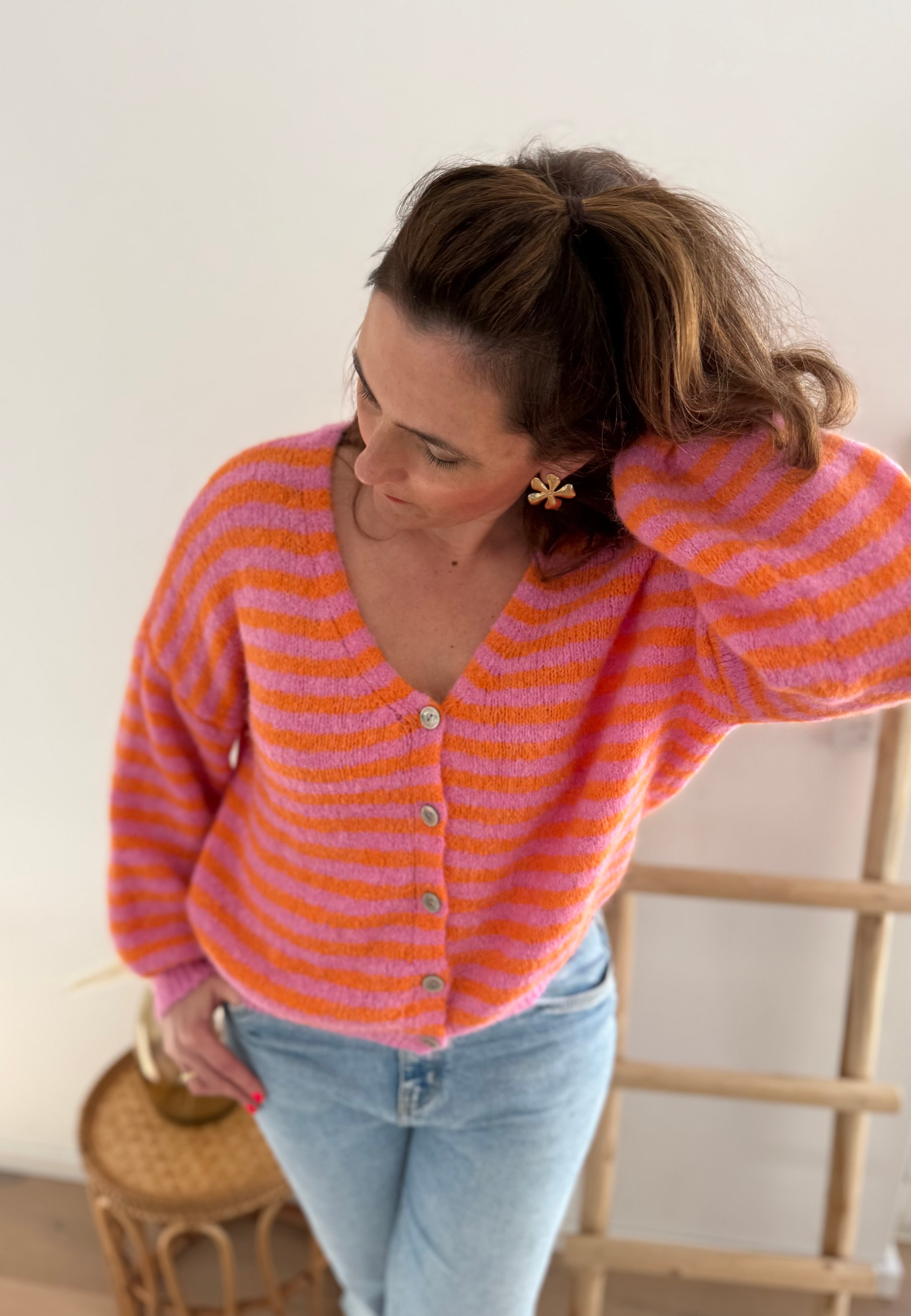 Locker fallende Strickjacke mit langen Ärmeln, V Ausschnitt und dezenter Knopfleiste in rosa orange gestreift