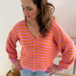 Locker fallende Strickjacke mit langen Ärmeln, V Ausschnitt und dezenter Knopfleiste in rosa orange gestreift