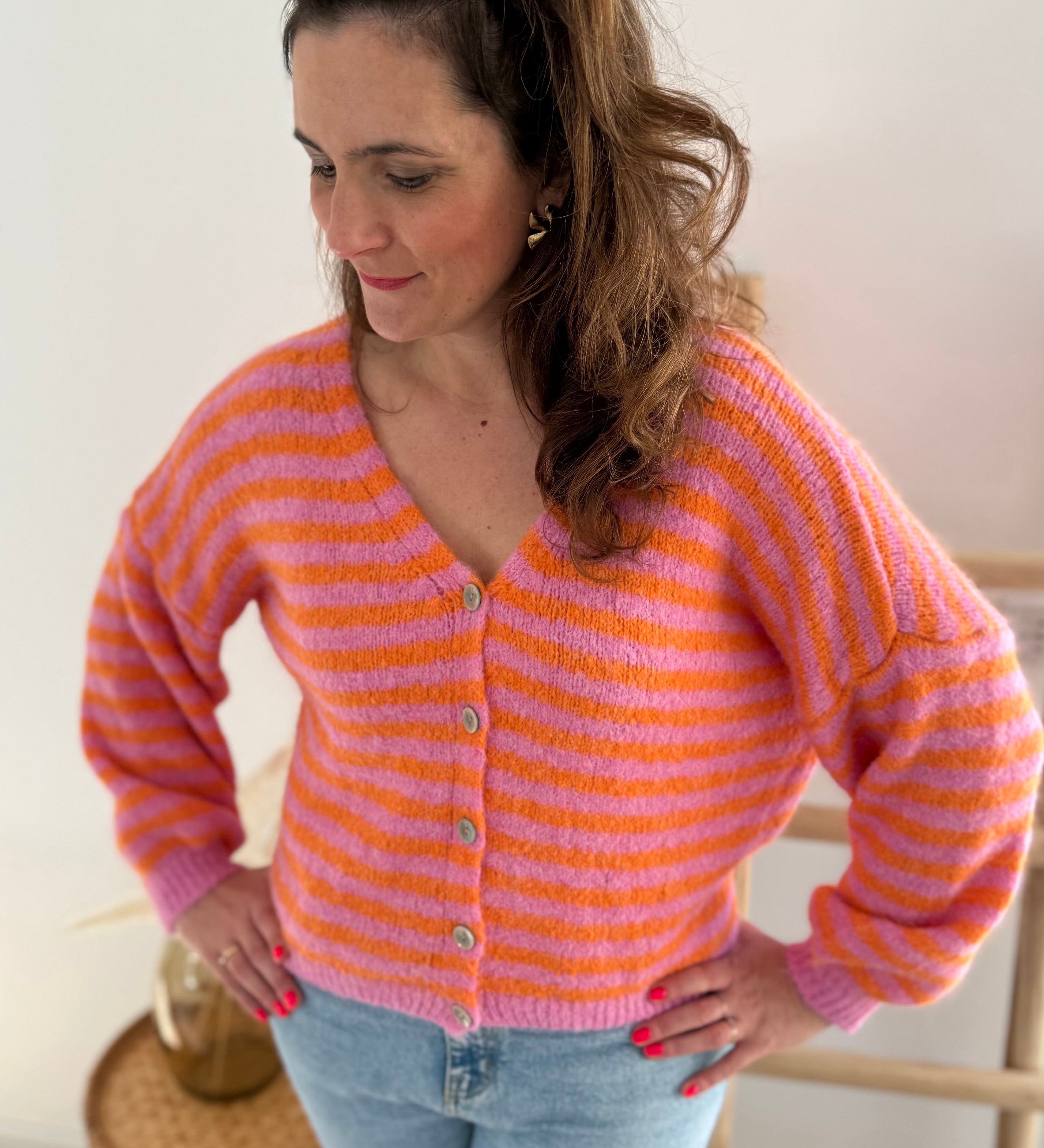 Locker fallende Strickjacke mit langen Ärmeln, V Ausschnitt und dezenter Knopfleiste in rosa orange gestreift