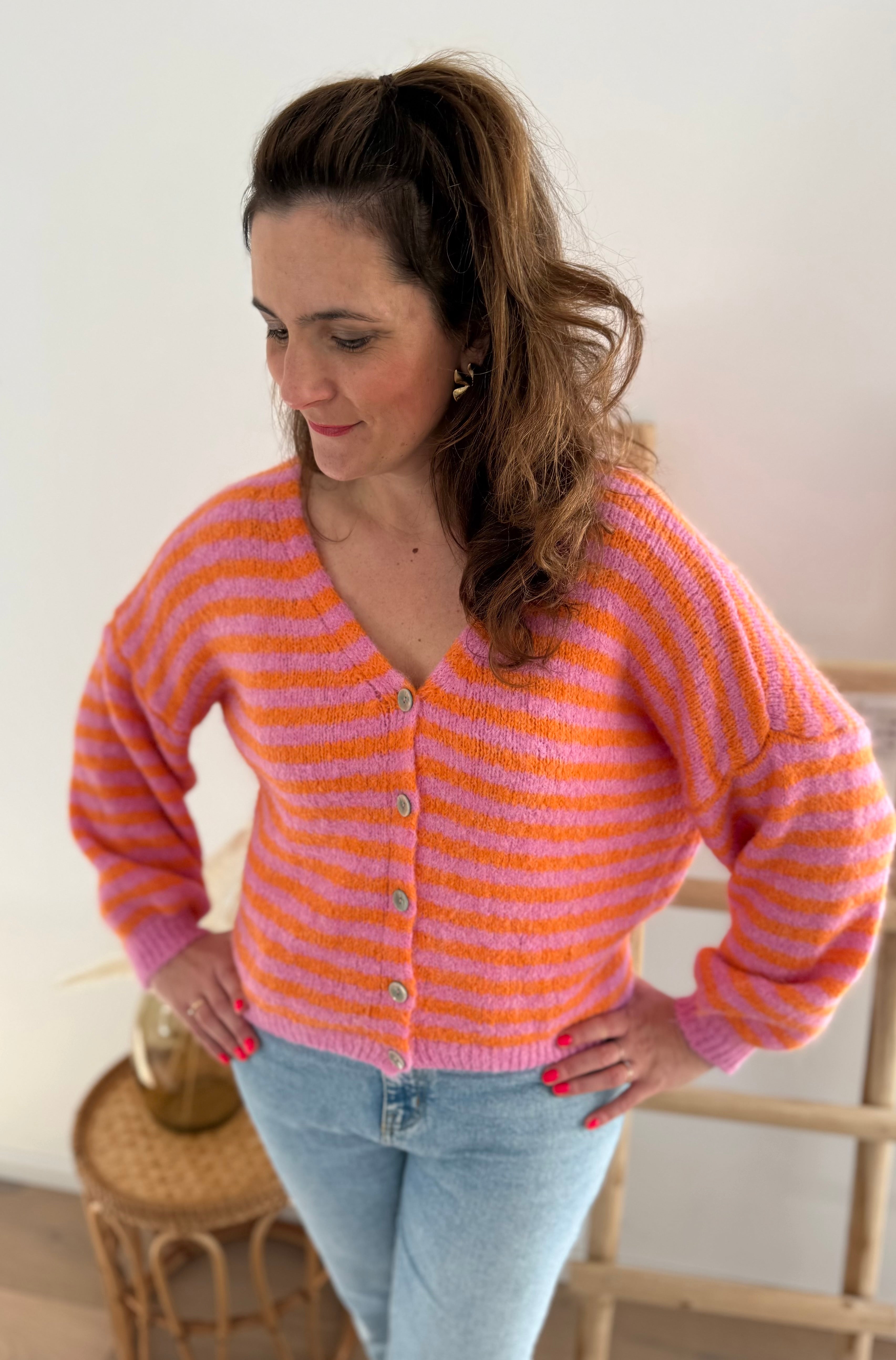 Locker fallende Strickjacke mit langen Ärmeln, V Ausschnitt und dezenter Knopfleiste in rosa orange gestreift