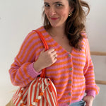 Locker fallende Strickjacke mit langen Ärmeln, V Ausschnitt und dezenter Knopfleiste in rosa orange gestreift