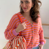 Locker fallende Strickjacke mit langen Ärmeln, V Ausschnitt und dezenter Knopfleiste in rosa orange gestreift