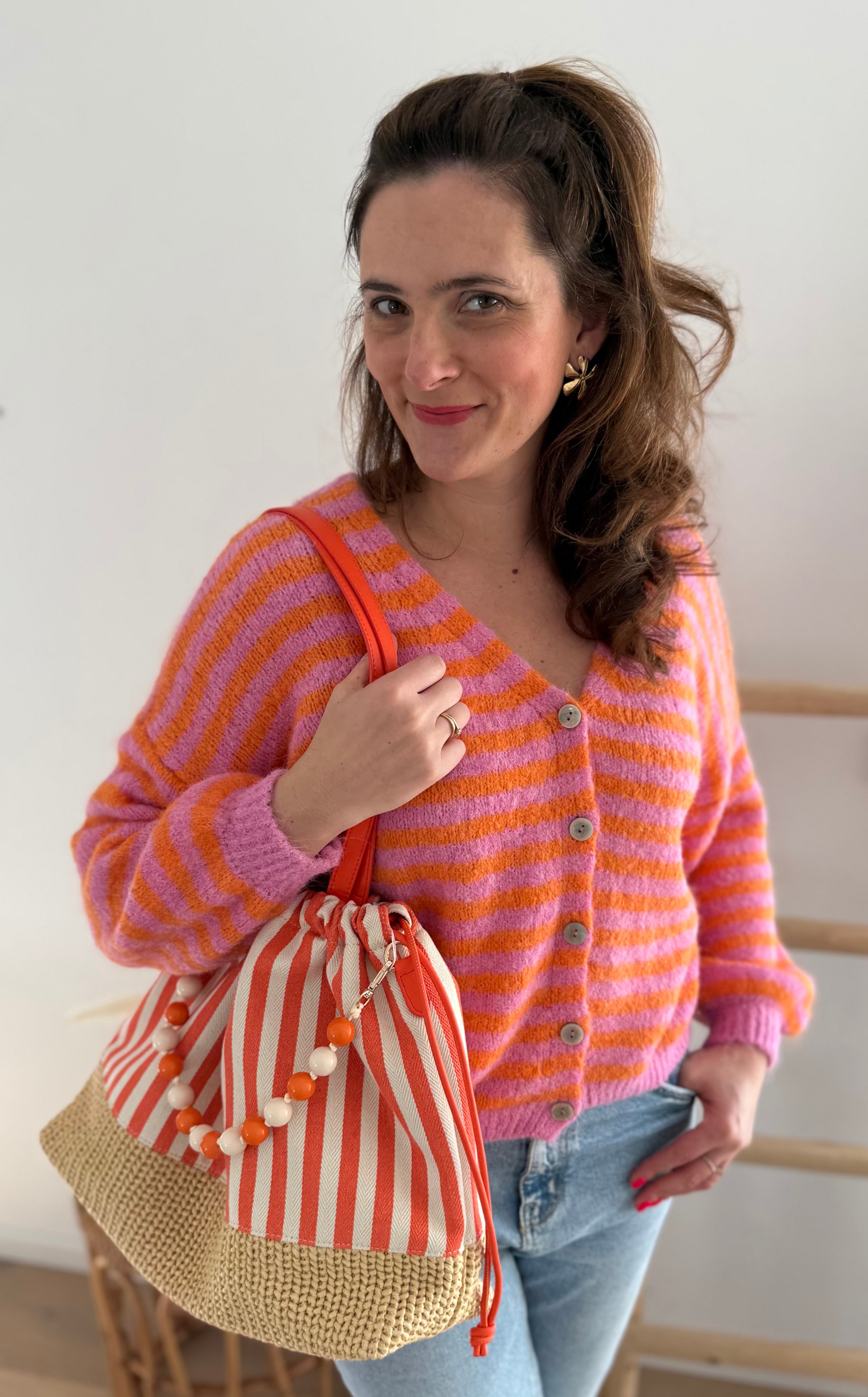 Locker fallende Strickjacke mit langen Ärmeln, V Ausschnitt und dezenter Knopfleiste in rosa orange gestreift