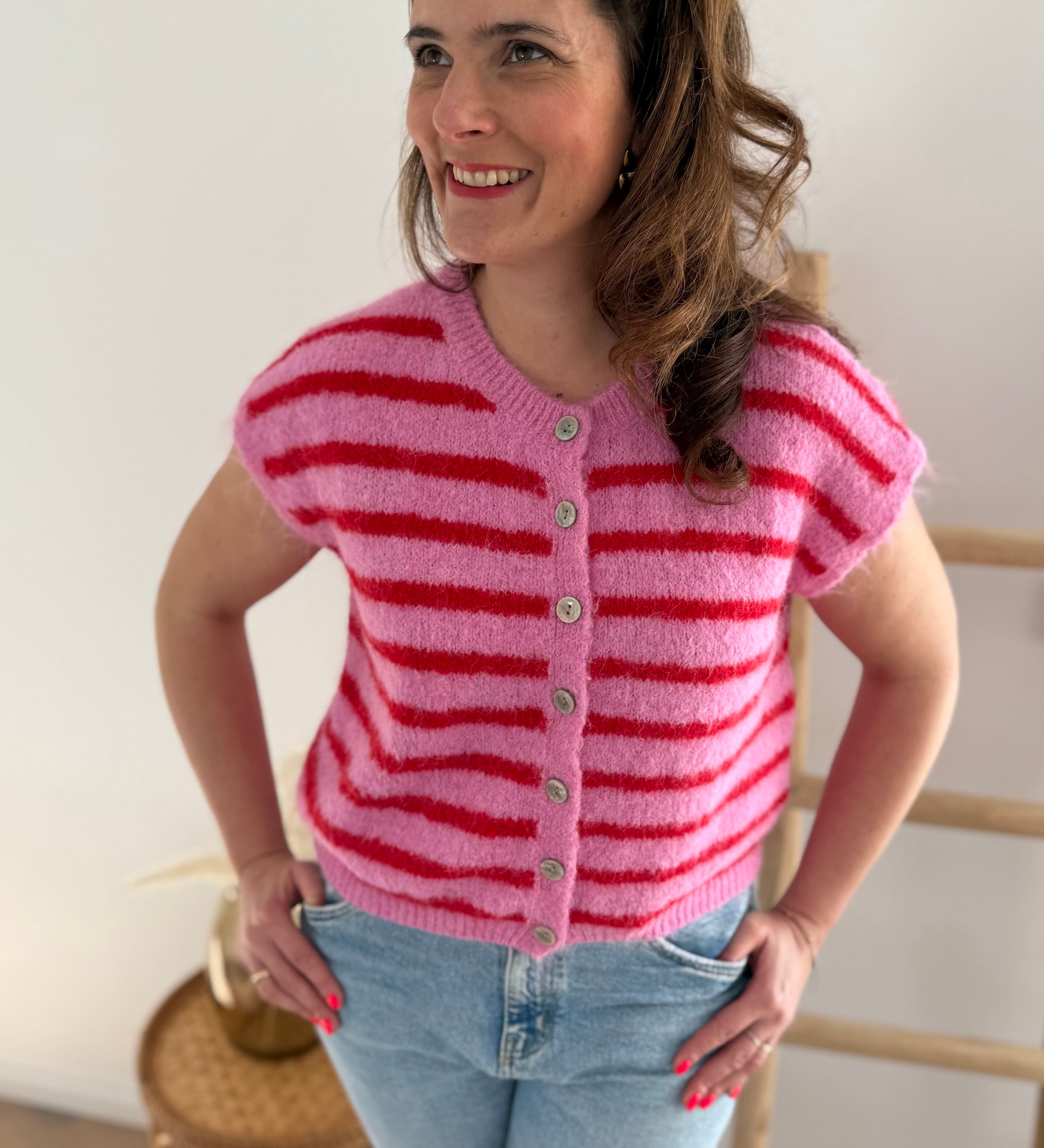 Strickweste in rosa rot gestreift mit dezenter Knopfleiste und Rundhals