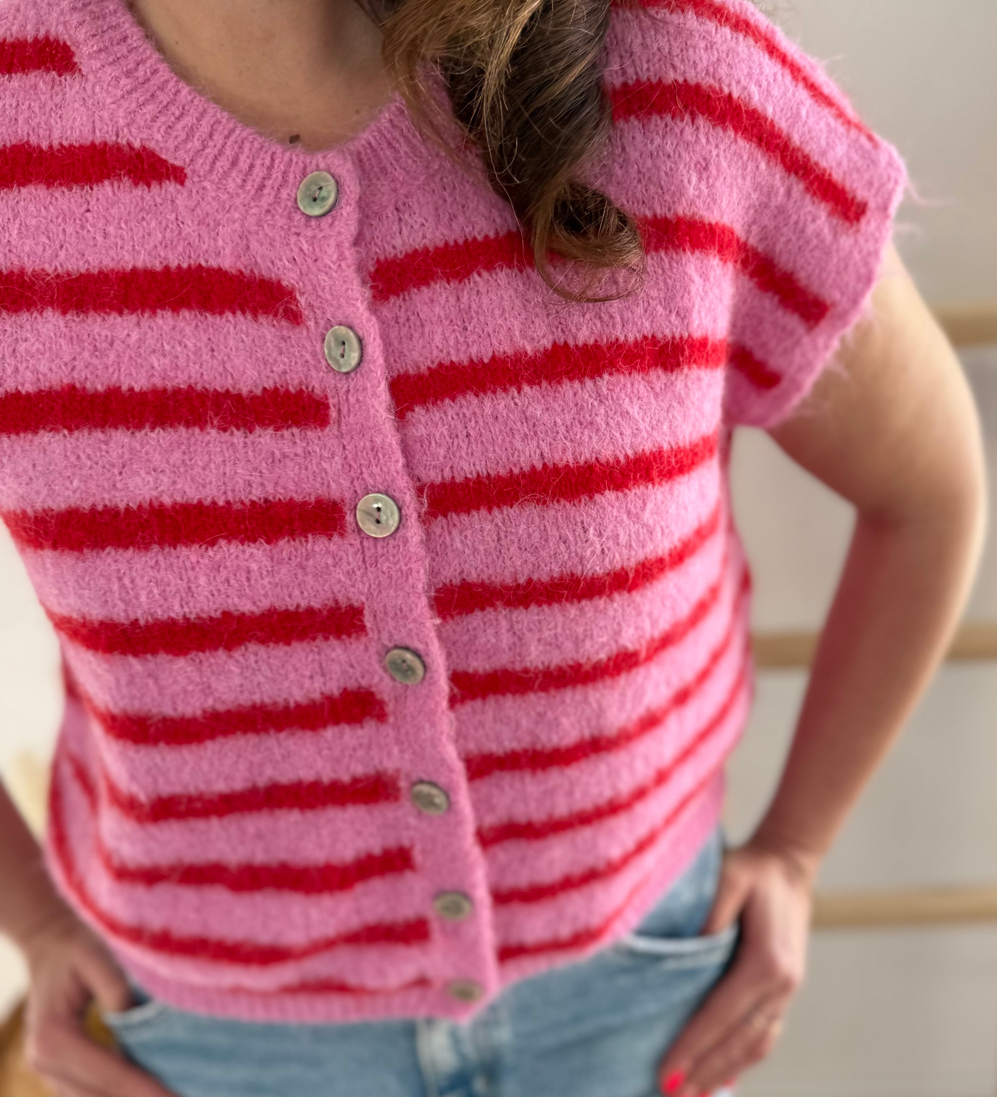 Strickweste in rosa rot gestreift mit dezenter Knopfleiste und Rundhals