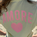 Oversize T-Shirt zum Verlieben. Kleines süßes Herz auf der Brust und ein großer Statement Print auf dem Rücken in rosa mit Amore. Das T-Shirt ist butter yellow.