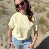 Oversize T-Shirt zum Verlieben. Kleines süßes Herz auf der Brust und ein großer Statement Print auf dem Rücken in rosa mit Amore. Das T-Shirt ist butter yellow.
