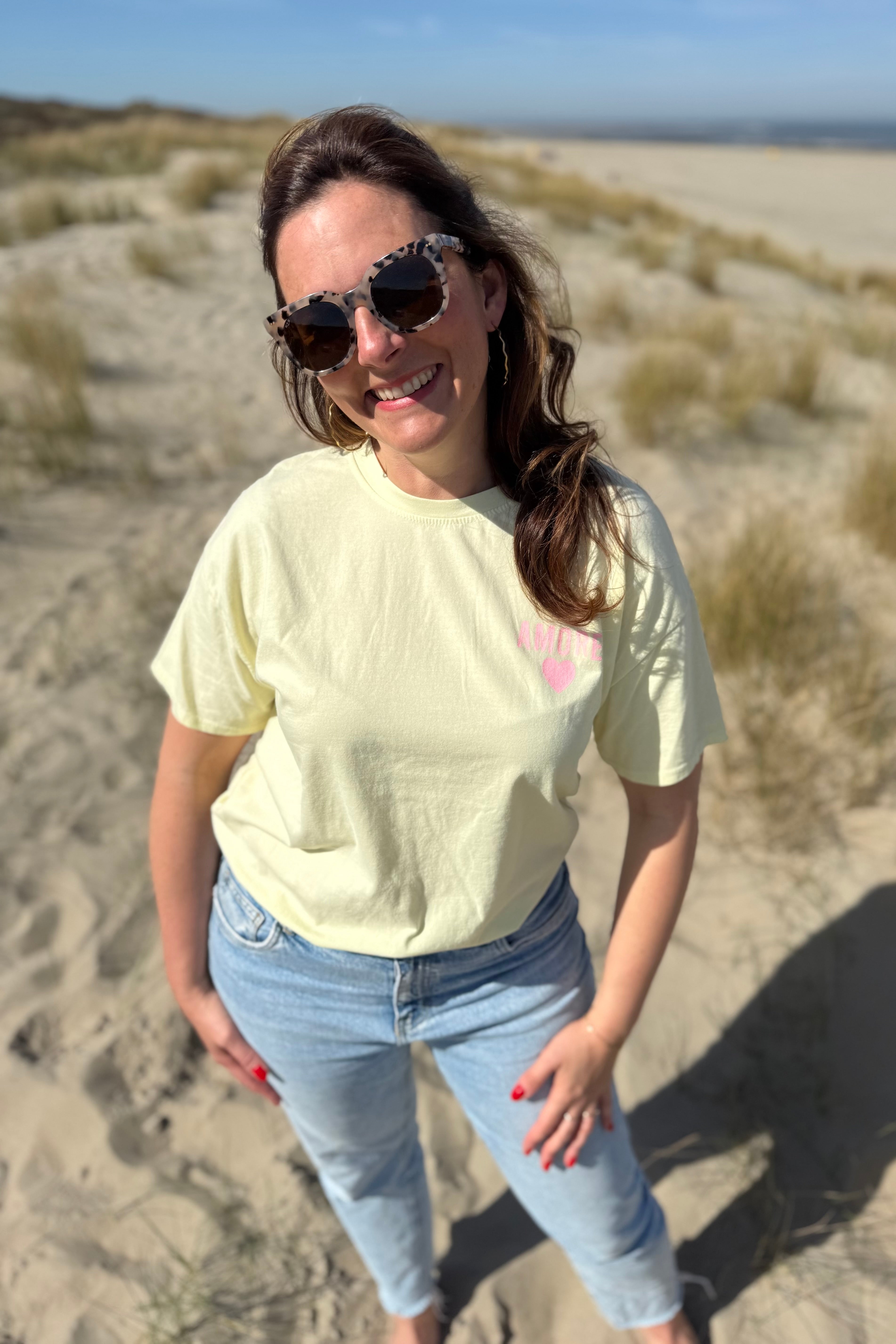 Oversize T-Shirt zum Verlieben. Kleines süßes Herz auf der Brust und ein großer Statement Print auf dem Rücken in rosa mit Amore. Das T-Shirt ist butter yellow.
