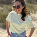 Oversize T-Shirt zum Verlieben. Kleines süßes Herz auf der Brust und ein großer Statement Print auf dem Rücken in rosa mit Amore. Das T-Shirt ist butter yellow.
