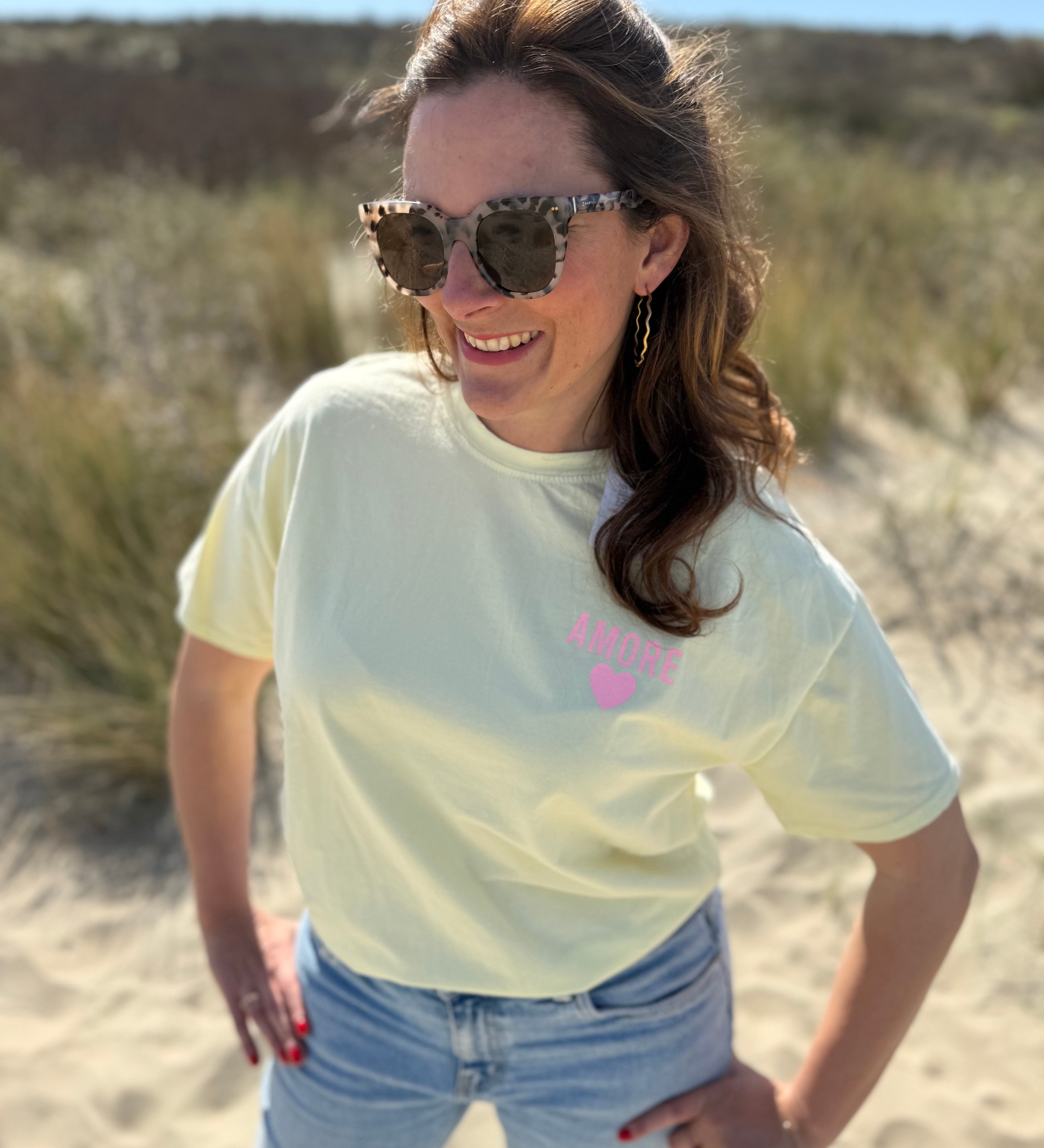 Oversize T-Shirt zum Verlieben. Kleines süßes Herz auf der Brust und ein großer Statement Print auf dem Rücken in rosa mit Amore. Das T-Shirt ist butter yellow.