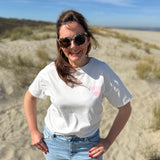 Oversize T-Shirt zum Verlieben. Kleines süßes Herz auf der Brust und ein großer Statement Print auf dem Rücken in rosa mit Amore. Das T-Shirt ist weiß.