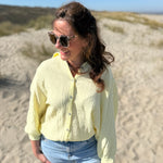 Musselinbluse im lockeren Oversize Look mit langen Ärmeln. Eyecatcher ist ein bunter GOOD VIBES Aufdruck am Rücken. Die Bluse ist in butter yellow