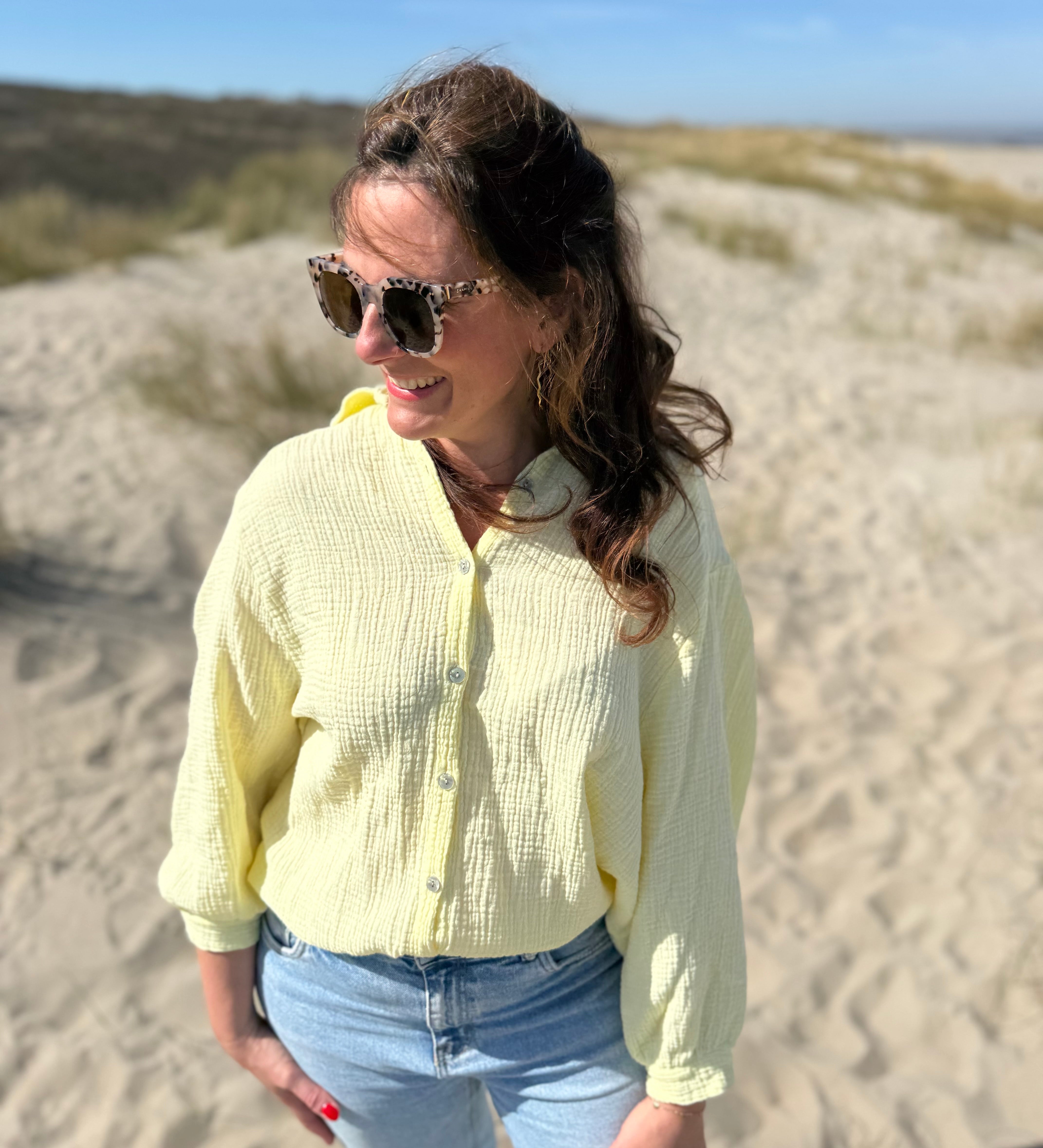 Musselinbluse im lockeren Oversize Look mit langen Ärmeln. Eyecatcher ist ein bunter GOOD VIBES Aufdruck am Rücken. Die Bluse ist in butter yellow