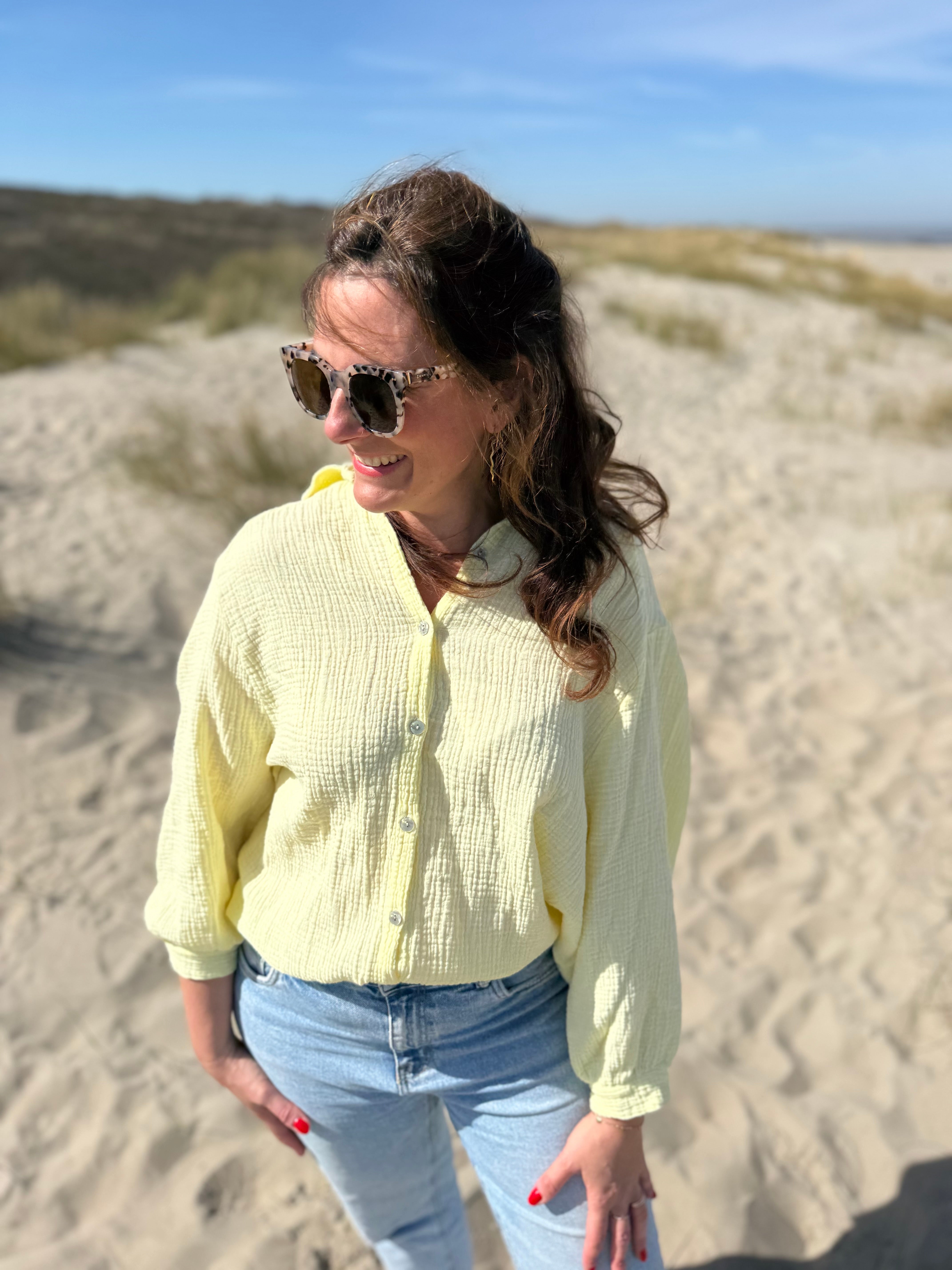 Musselinbluse im lockeren Oversize Look mit langen Ärmeln. Eyecatcher ist ein bunter GOOD VIBES Aufdruck am Rücken. Die Bluse ist in butter yellow