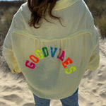 Musselinbluse im lockeren Oversize Look mit langen Ärmeln. Eyecatcher ist ein bunter GOOD VIBES Aufdruck am Rücken. Die Bluse ist in butter yellow