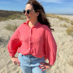 Leichte Musselinbluse in  korall. Locker sitzend im Oversize Look mit langen Ärmeln.