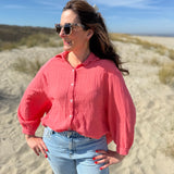 Leichte Musselinbluse in  korall. Locker sitzend im Oversize Look mit langen Ärmeln.