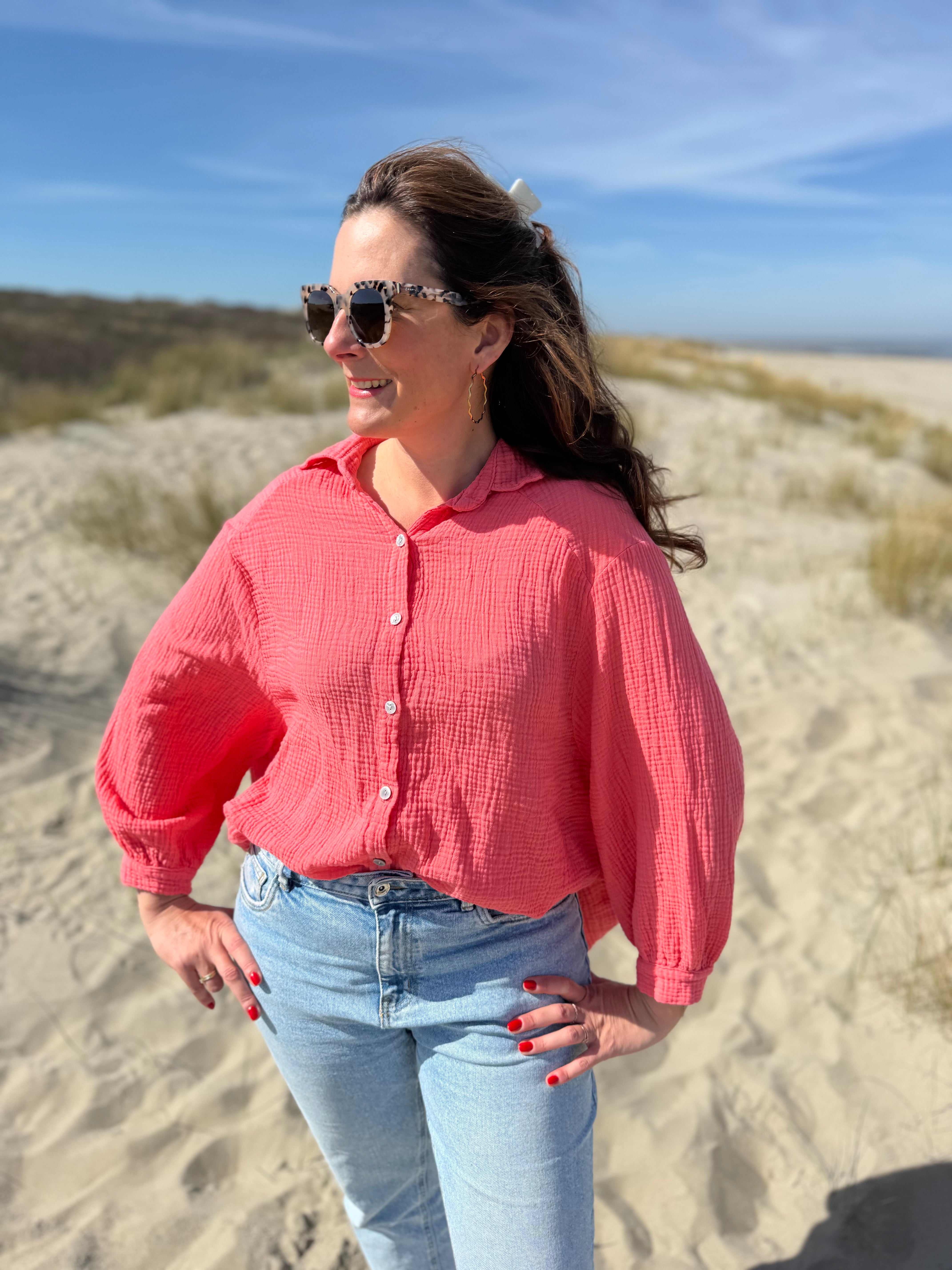 Leichte Musselinbluse in  korall. Locker sitzend im Oversize Look mit langen Ärmeln.