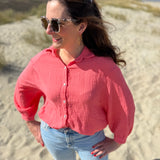 Leichte Musselinbluse in  korall. Locker sitzend im Oversize Look mit langen Ärmeln.