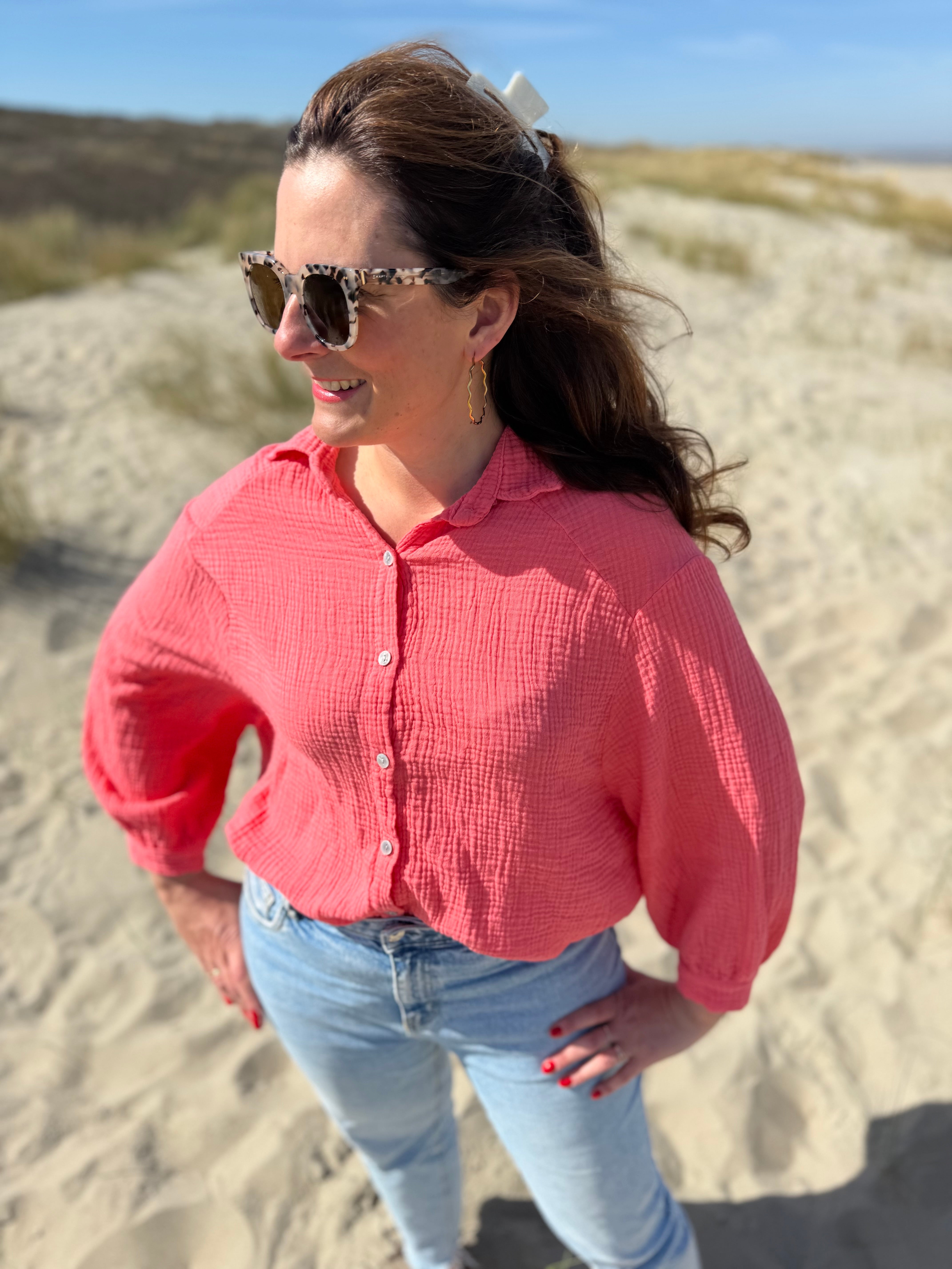 Leichte Musselinbluse in  korall. Locker sitzend im Oversize Look mit langen Ärmeln.