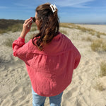Leichte Musselinbluse in  korall. Locker sitzend im Oversize Look mit langen Ärmeln.