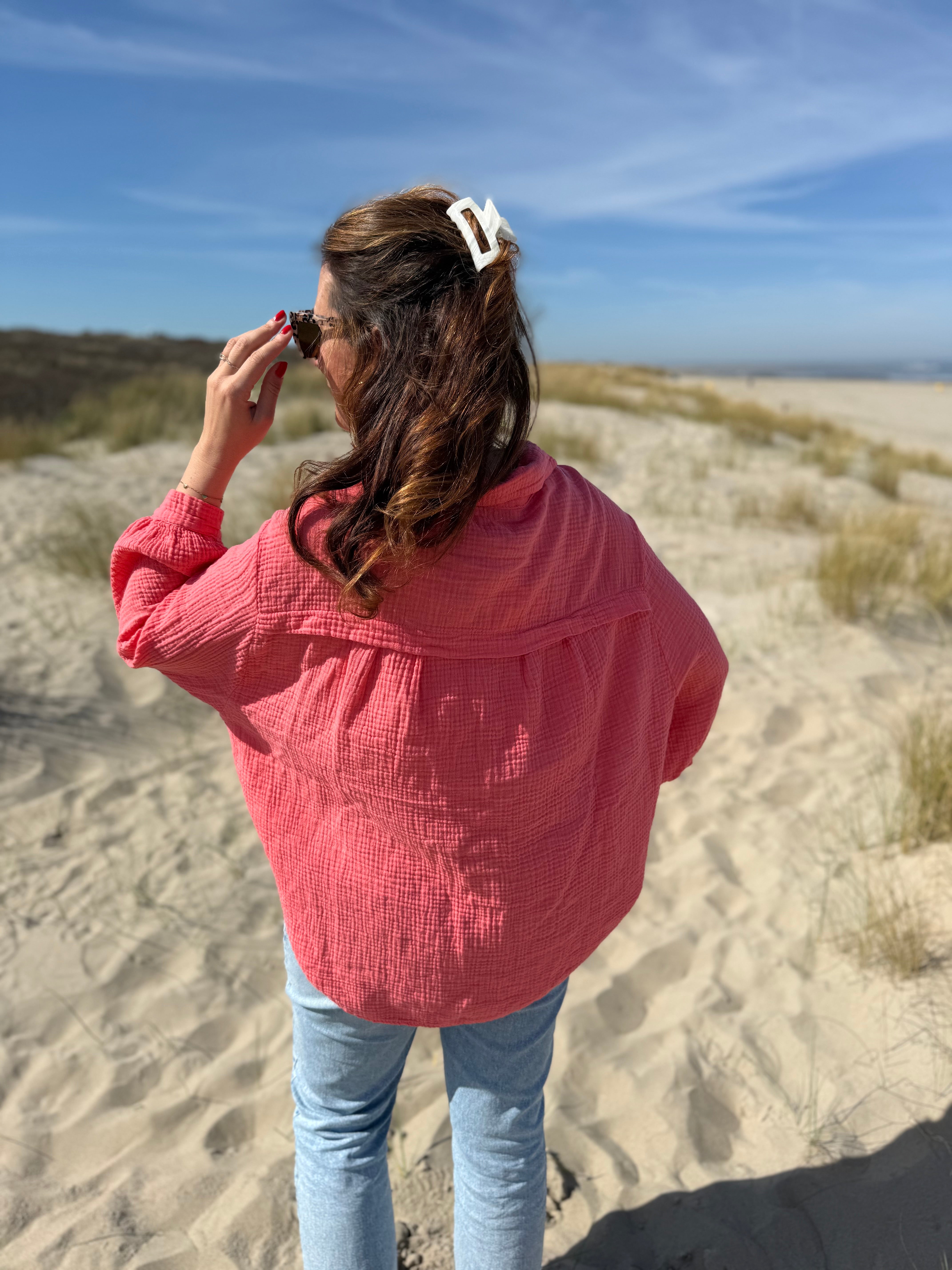 Leichte Musselinbluse in  korall. Locker sitzend im Oversize Look mit langen Ärmeln.