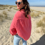 Leichte Musselinbluse in  korall. Locker sitzend im Oversize Look mit langen Ärmeln.
