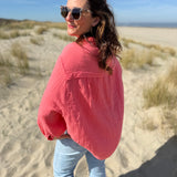 Leichte Musselinbluse in  korall. Locker sitzend im Oversize Look mit langen Ärmeln.