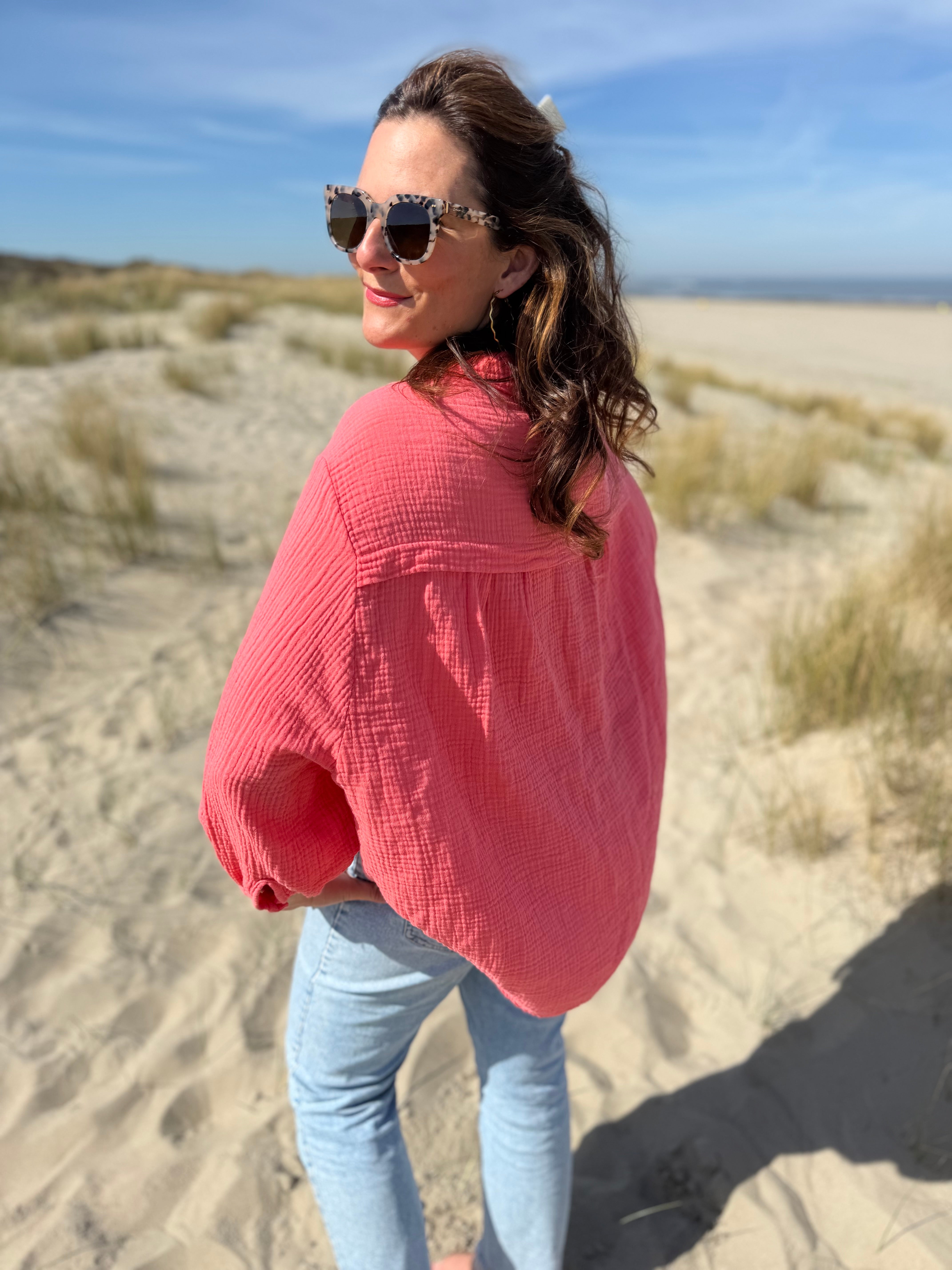 Leichte Musselinbluse in  korall. Locker sitzend im Oversize Look mit langen Ärmeln.