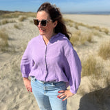 Leichte Musselinbluse in  flieder. Locker sitzend im Oversize Look mit langen Ärmeln.