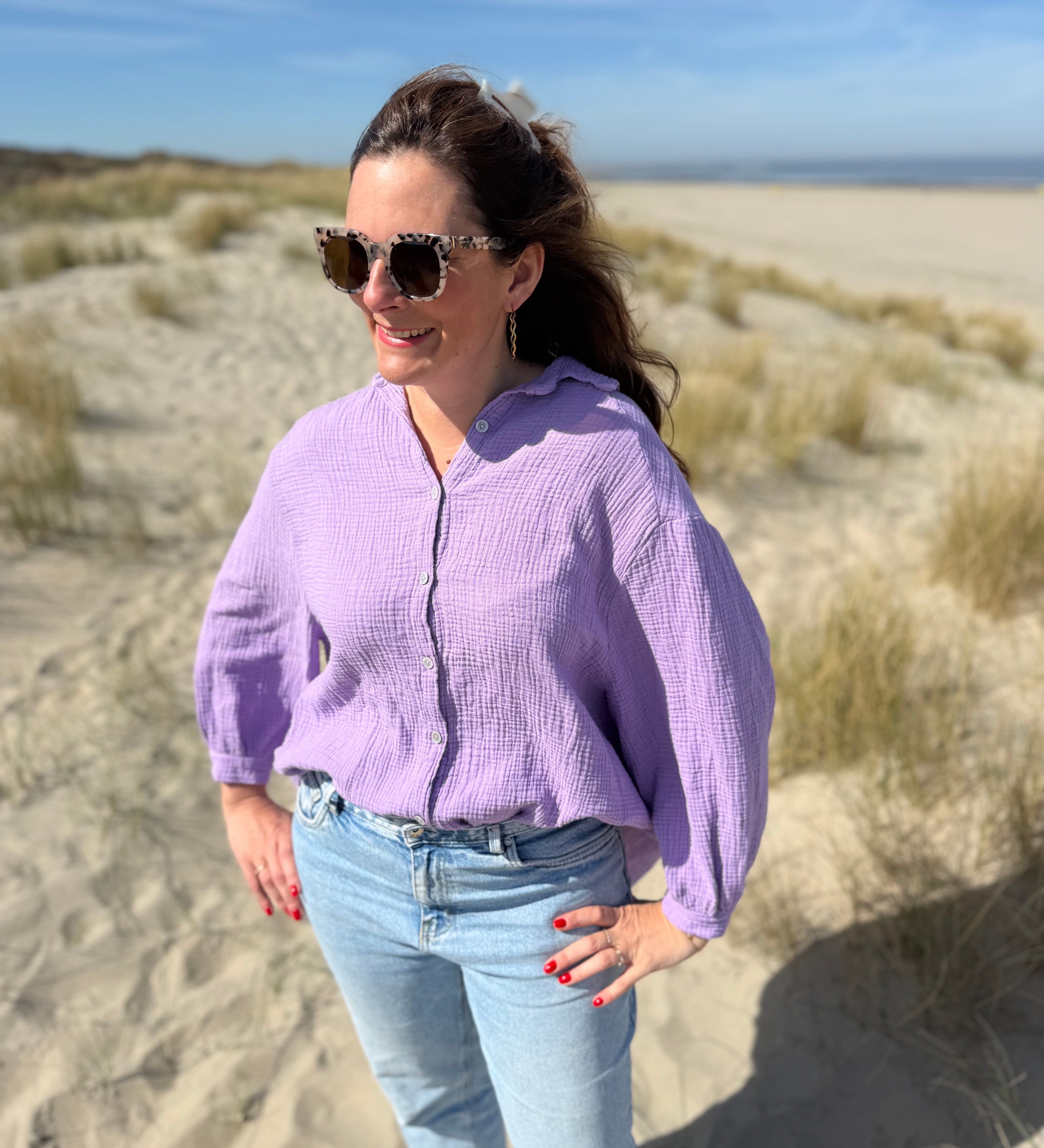 Leichte Musselinbluse in  flieder. Locker sitzend im Oversize Look mit langen Ärmeln.