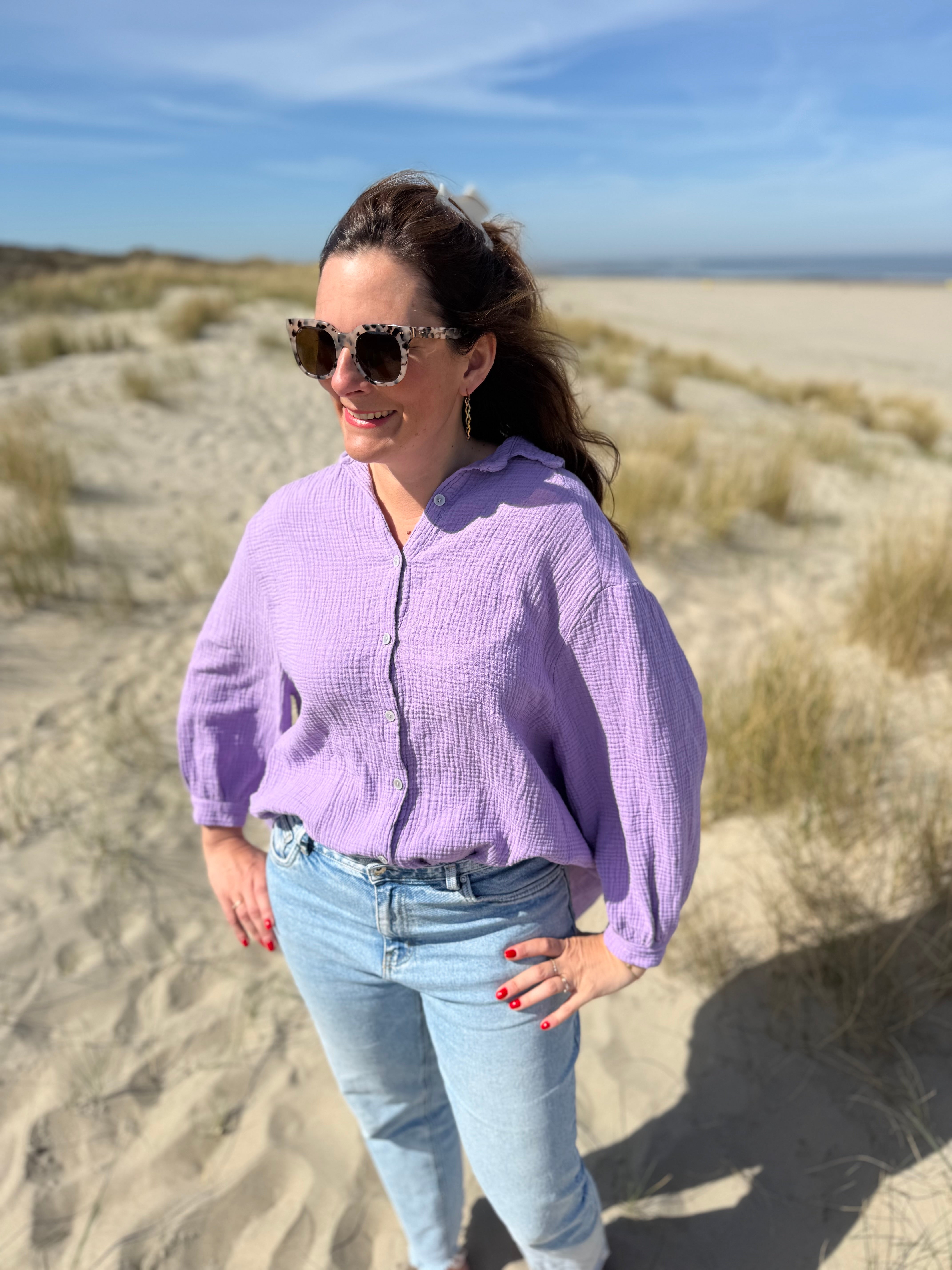 Leichte Musselinbluse in  flieder. Locker sitzend im Oversize Look mit langen Ärmeln.