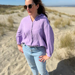 Leichte Musselinbluse in  flieder. Locker sitzend im Oversize Look mit langen Ärmeln.