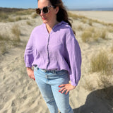 Leichte Musselinbluse in  flieder. Locker sitzend im Oversize Look mit langen Ärmeln.