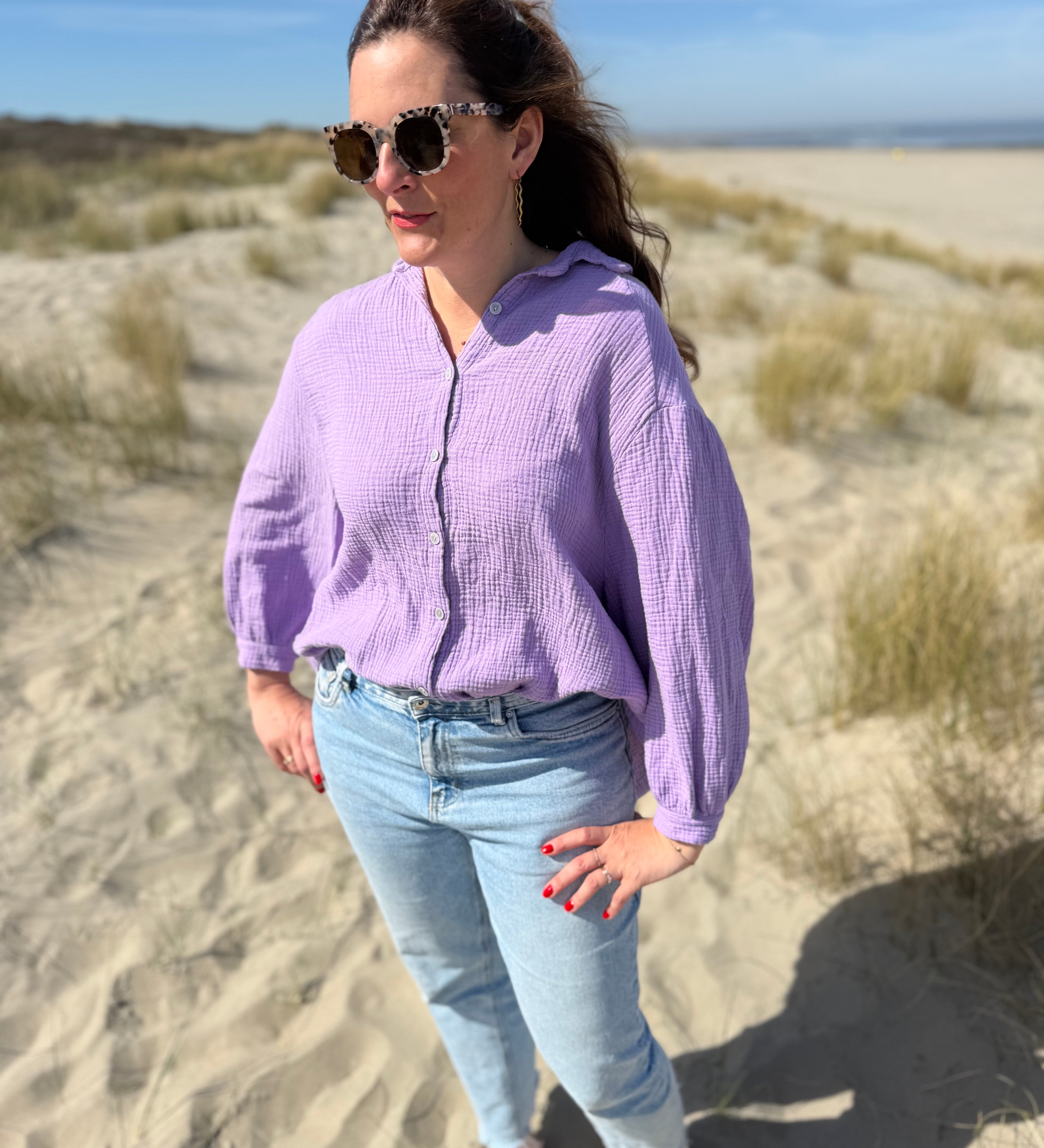 Leichte Musselinbluse in  flieder. Locker sitzend im Oversize Look mit langen Ärmeln.