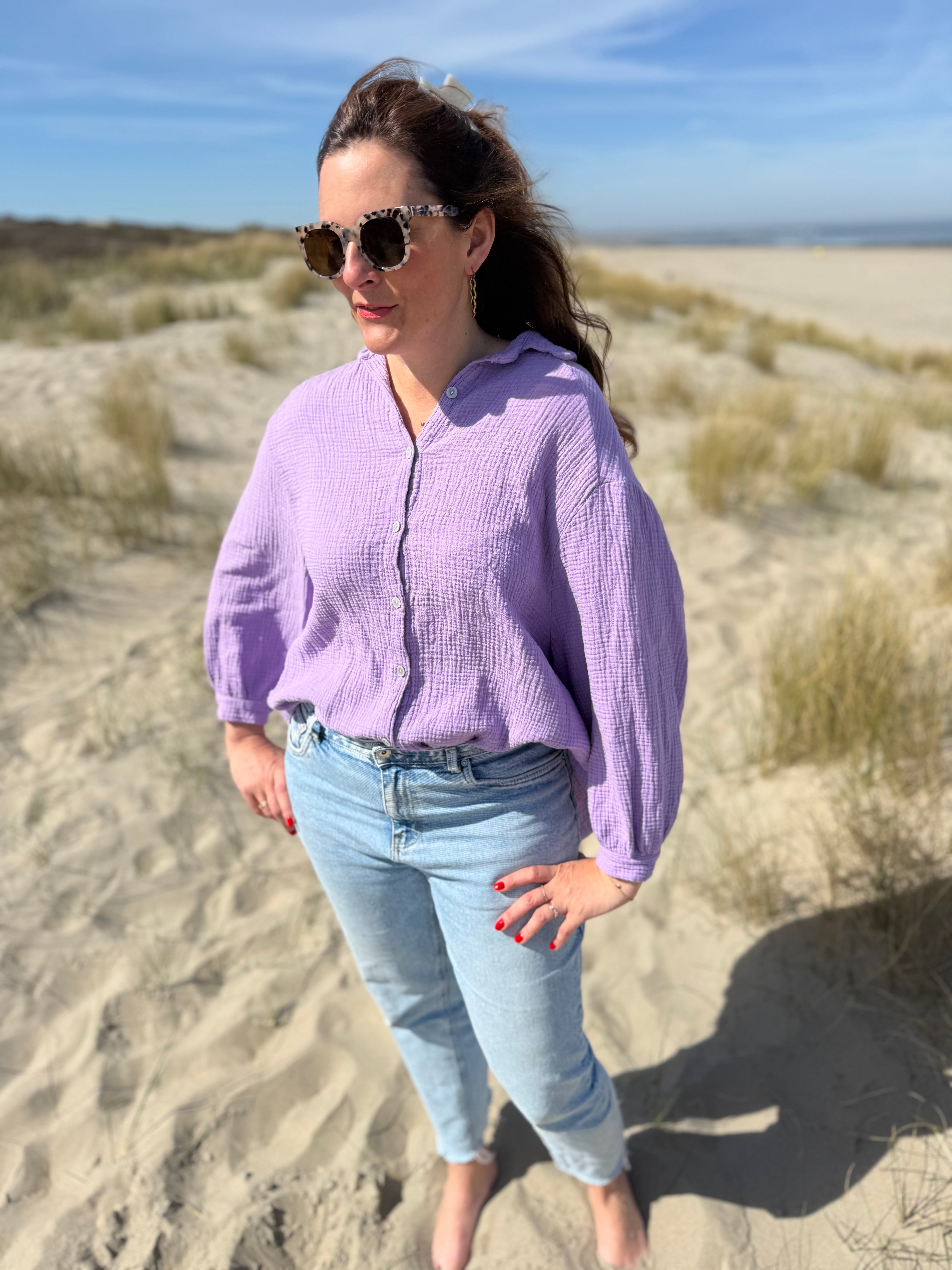 Leichte Musselinbluse in  flieder. Locker sitzend im Oversize Look mit langen Ärmeln.