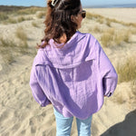 Leichte Musselinbluse in  flieder. Locker sitzend im Oversize Look mit langen Ärmeln.
