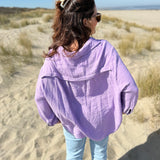 Leichte Musselinbluse in  flieder. Locker sitzend im Oversize Look mit langen Ärmeln.