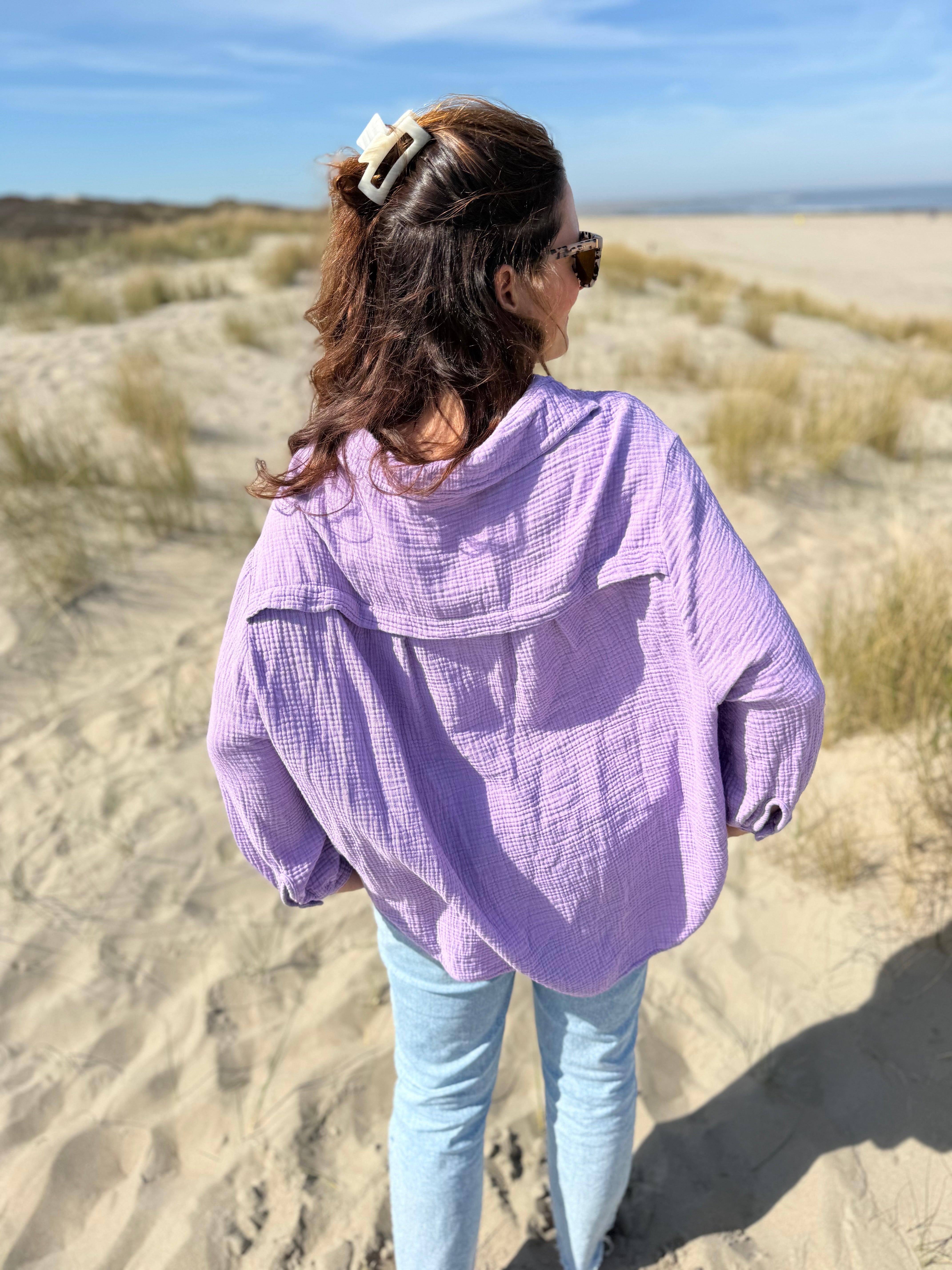 Leichte Musselinbluse in  flieder. Locker sitzend im Oversize Look mit langen Ärmeln.