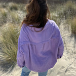 Leichte Musselinbluse in  flieder. Locker sitzend im Oversize Look mit langen Ärmeln.
