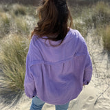 Leichte Musselinbluse in  flieder. Locker sitzend im Oversize Look mit langen Ärmeln.
