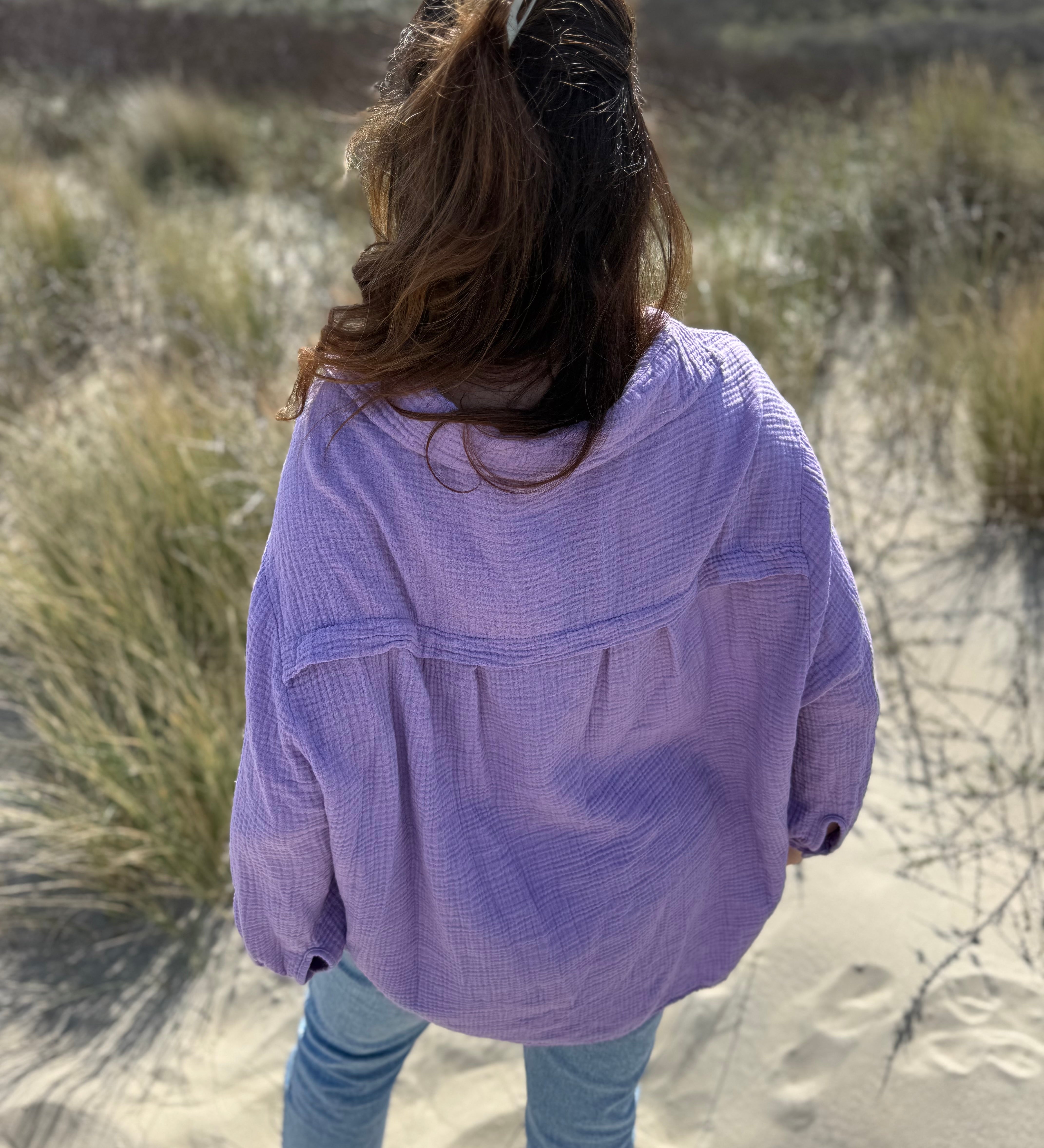 Leichte Musselinbluse in  flieder. Locker sitzend im Oversize Look mit langen Ärmeln.