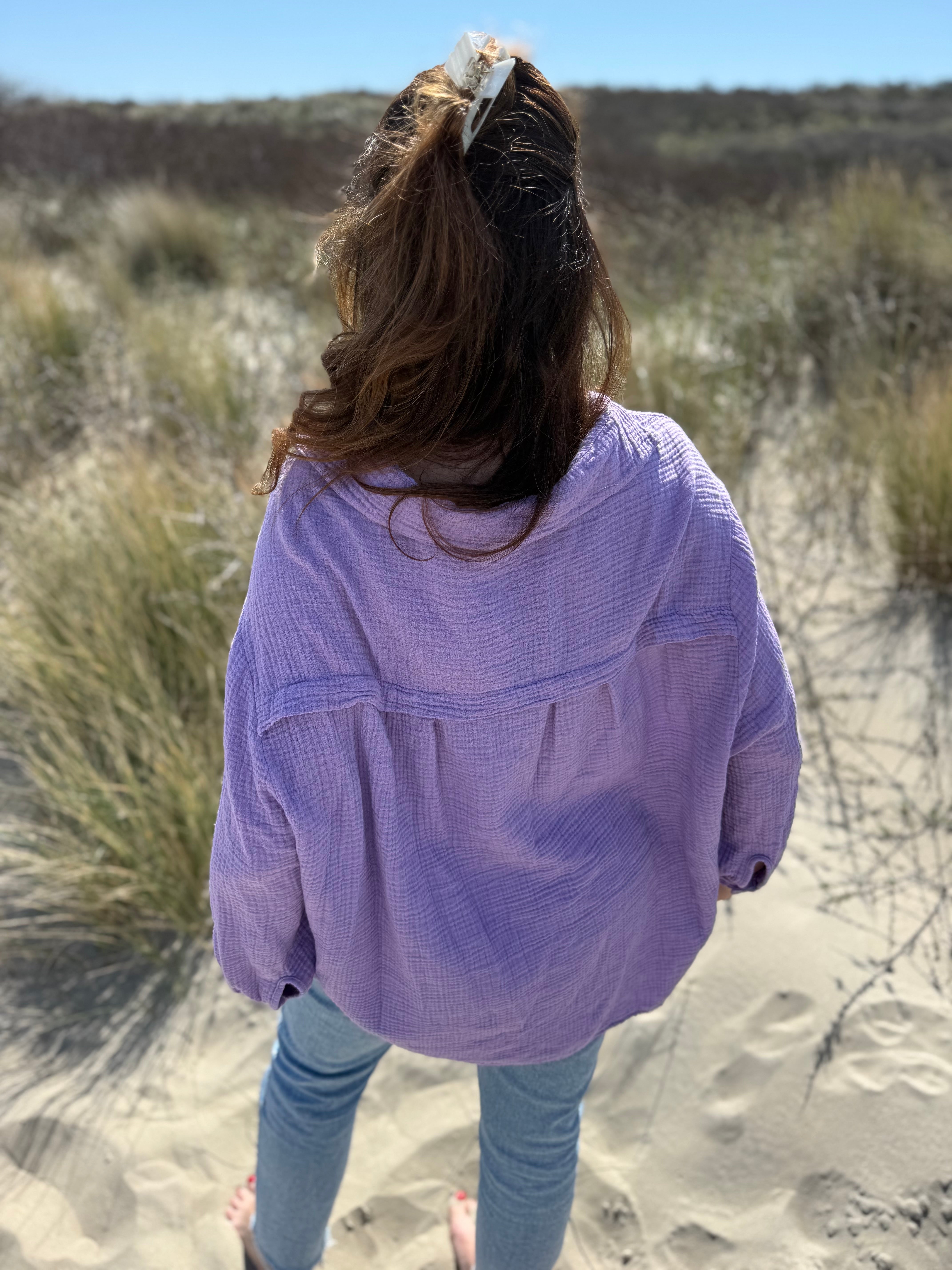 Leichte Musselinbluse in  flieder. Locker sitzend im Oversize Look mit langen Ärmeln.
