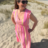Musselinkleid in Maxilänge mit V Ausschnitt und kurzen Flügelärmeln. Das Kleid ist rosa mit pink, gelb und orangenen Ethno Muster.