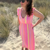 Musselinkleid in Maxilänge mit V Ausschnitt und kurzen Flügelärmeln. Das Kleid ist rosa mit pink, gelb und orangenen Ethno Muster.