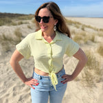 Musselinbluse in cropped Schnitt zum binden. Die Bluse hat kurze Flügelärmel und ist butter yellow.